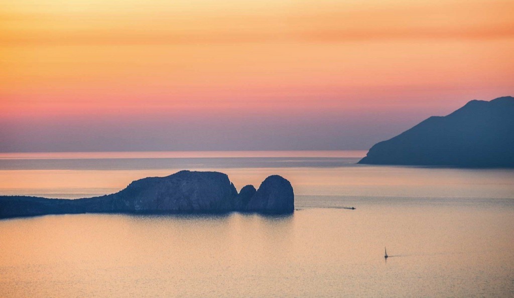 view-of-the-aegean-from-plaka-milos-greece-conde-nast-traveller-13june17-andrew-urwin